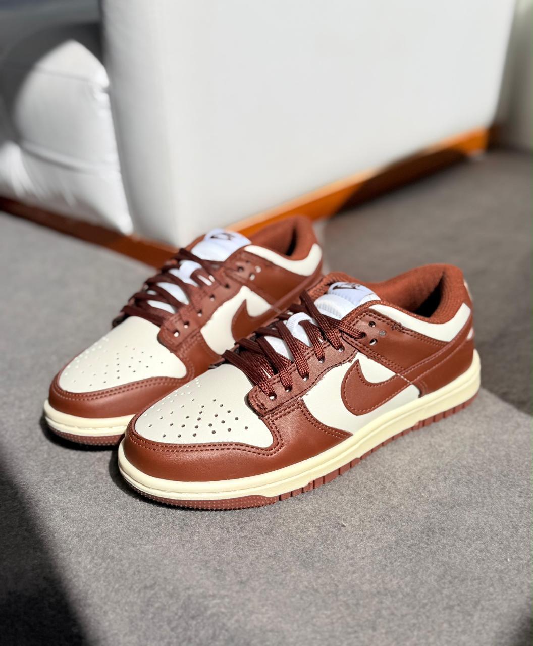 Tênis Dunk Low - Marrom/Branco